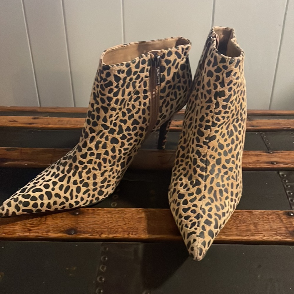 NWOT Colin Stewart Ankle Booties